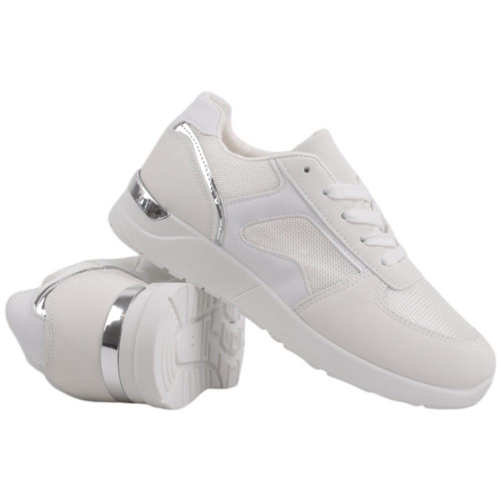 Białe sneakersy z grubą podeszwą, widok z boku.