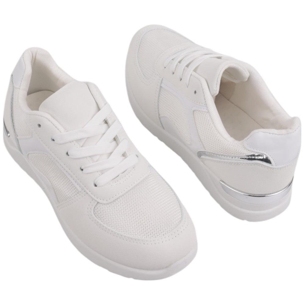Białe sneakersy z logo po boku, zbliżenie na detal.