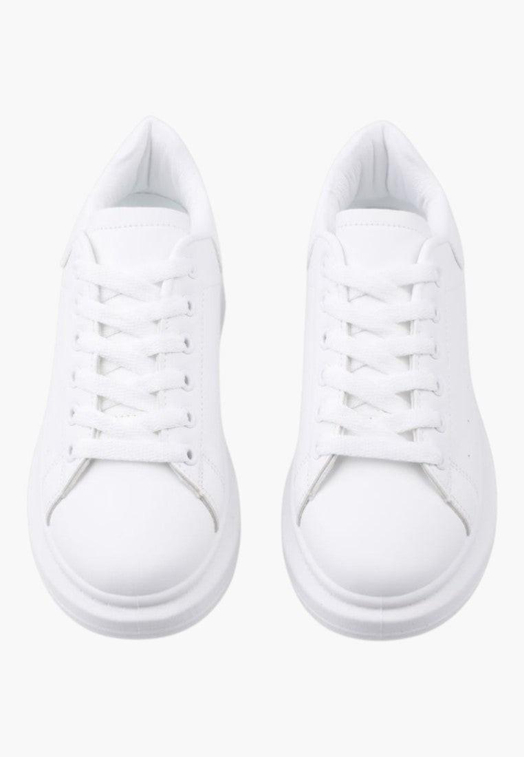 Widok z przodu białych sneakersów damskich z okrągłym noskiem.
