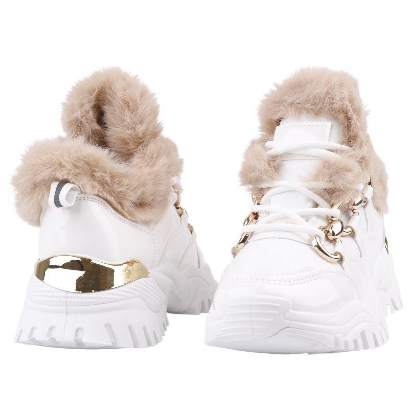 Białe sneakersy w stylu życia, widok z boku.