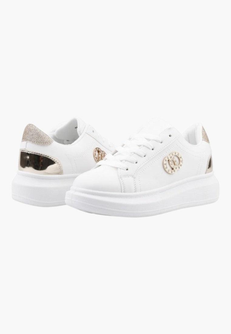 Białe sneakersy w różnych stylach, widok lifestyle.
