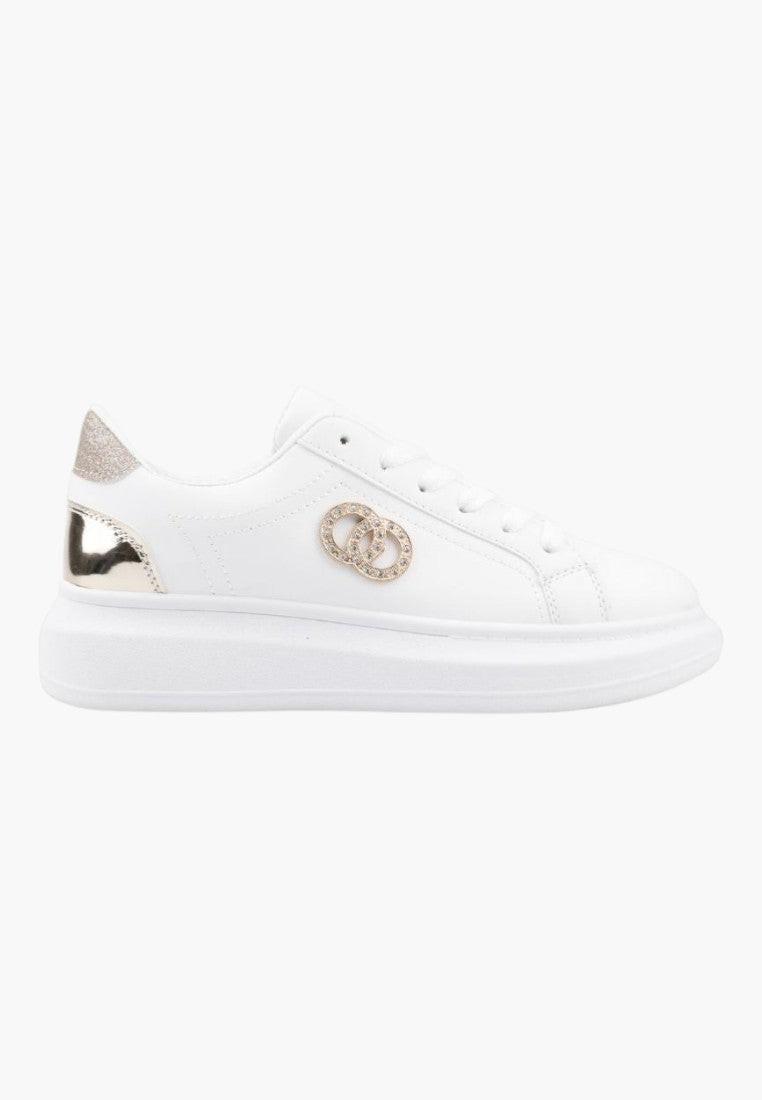 Białe sneakersy z logo, widok z boku.