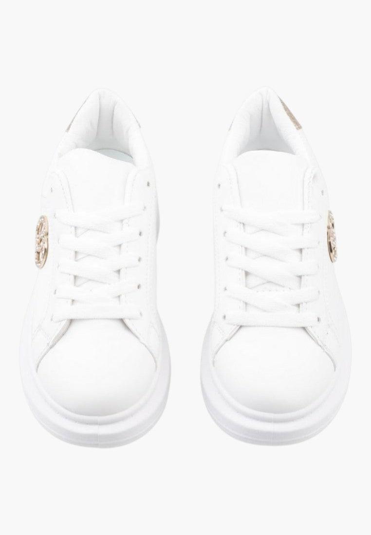 Białe sneakersy z płaskim zapięciem, widok z przodu.