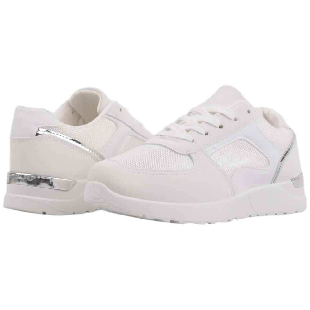 Białe sneakersy z wyściółką, widok z boku.