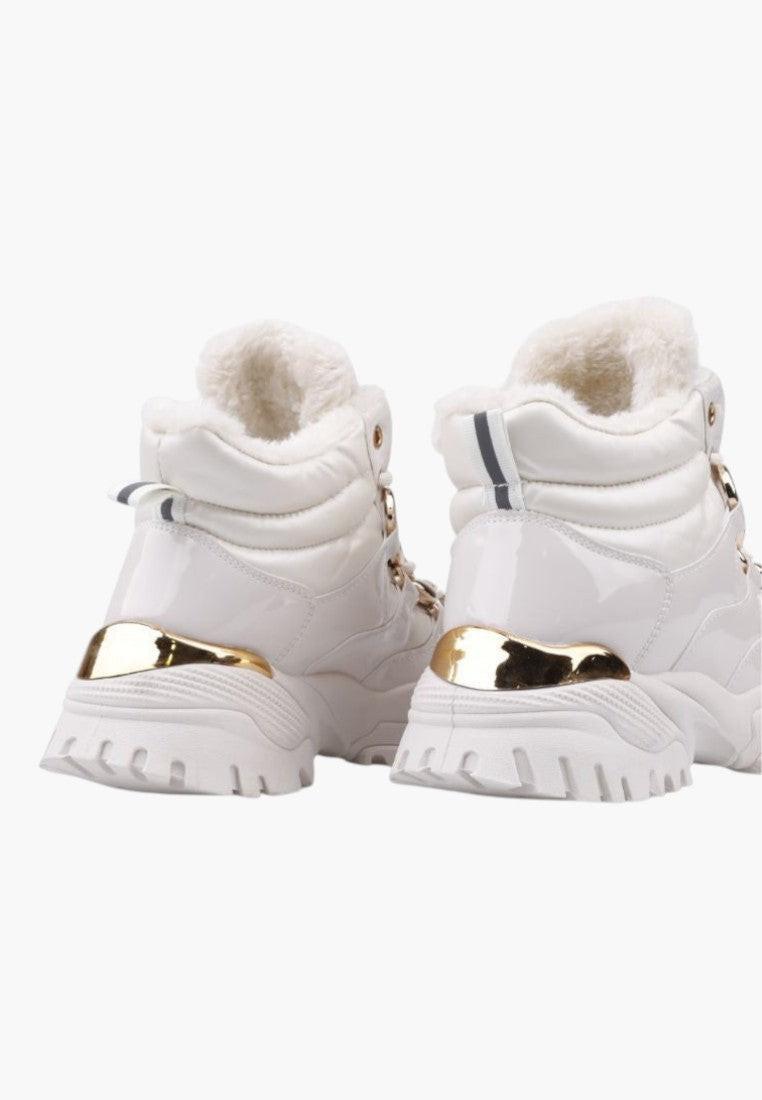 Białe sneakersy z wysokim designem i złotymi sznurówkami, widok z przodu.