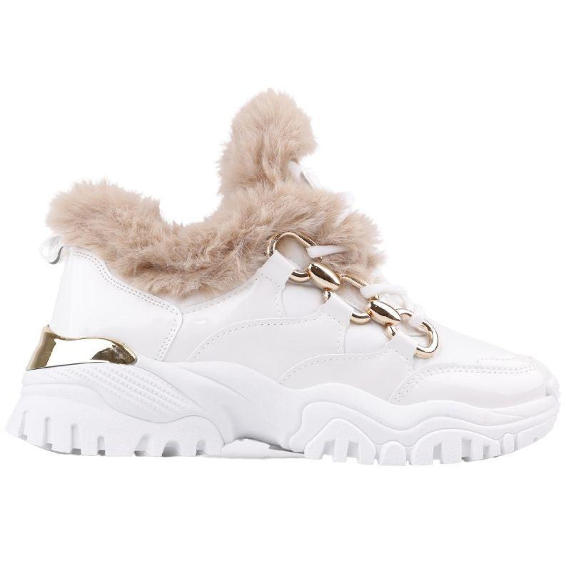 Białe sneakersy z futrzanym kołnierzem, widok z boku.