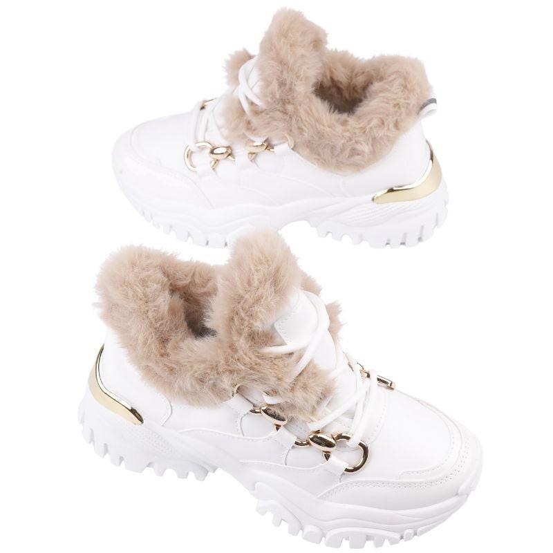 Białe sneakersy z futrzanym kołnierzem, widok z przodu.