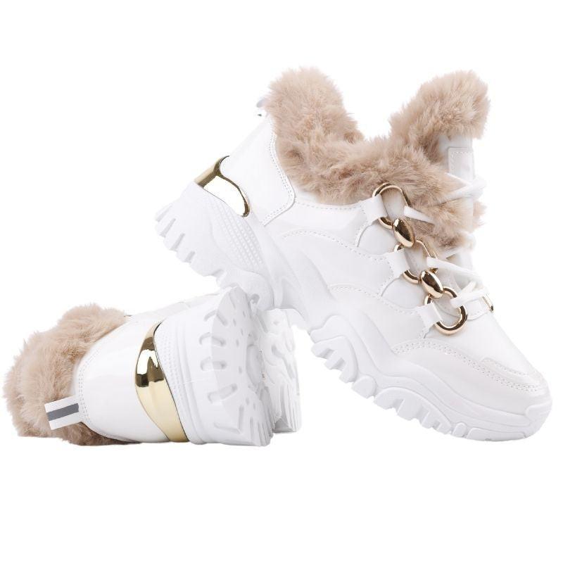 Białe sneakersy z futrzanym wnętrzem, widok z boku.