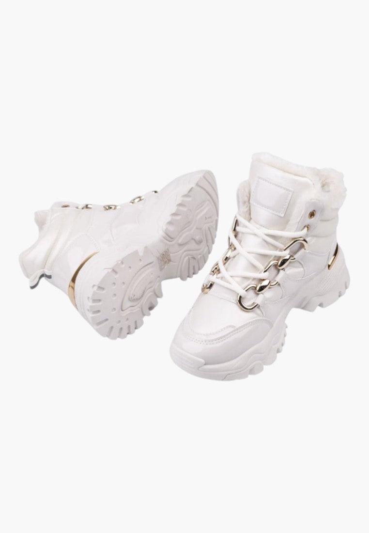Białe sneakersy z złotymi akcentami, widok z tyłu.