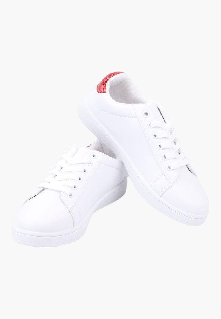 Białe sportowe buty damskie z minimalistycznym designem, widok z boku.