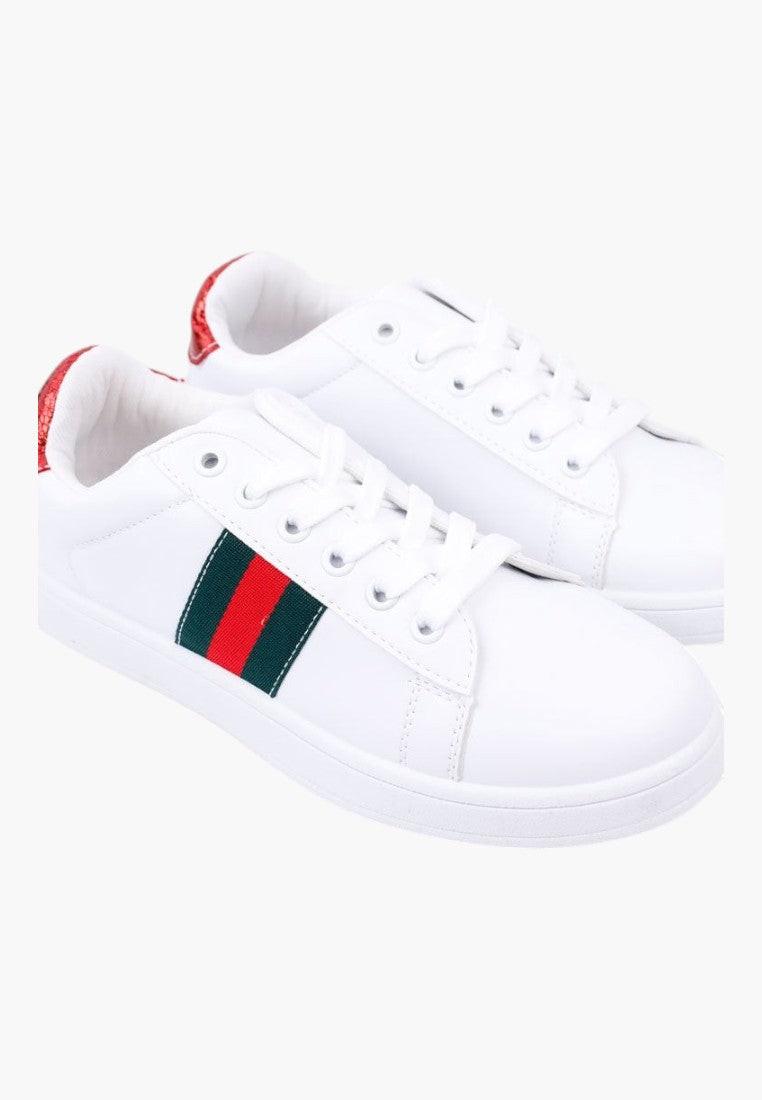 Białe sportowe buty damskie z paskami, widok z boku.