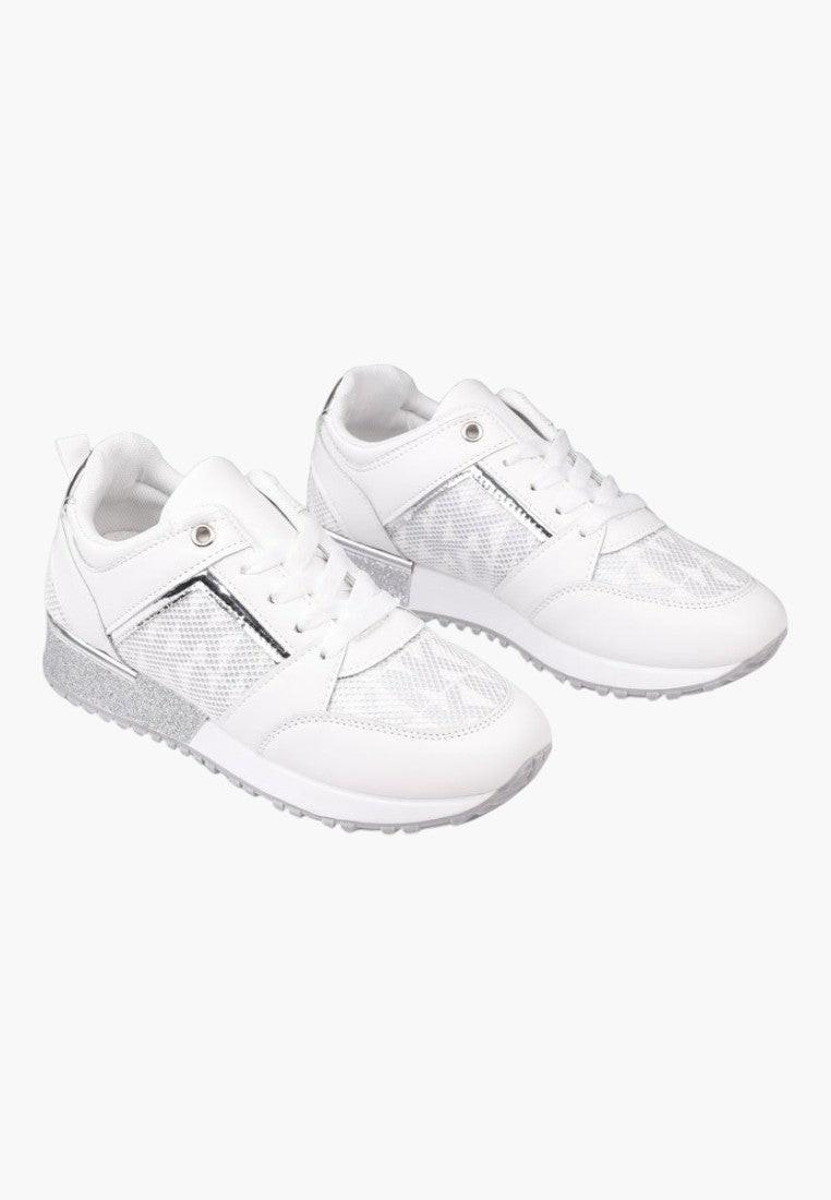 Białe srebrne sneakersy damskie z elastycznym paskiem, widok z boku.