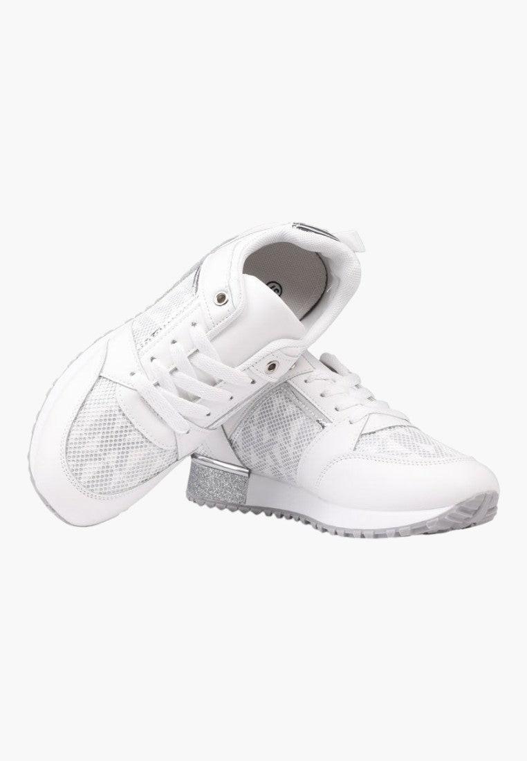 Białe srebrne sneakersy damskie z siateczkową cholewką, widok z boku.
