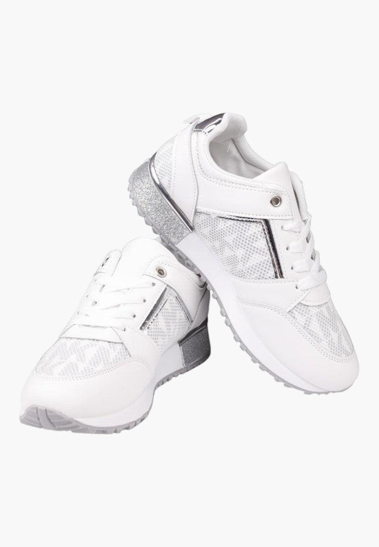 Białe srebrne sneakersy damskie z siateczkową cholewką, widok z boku.