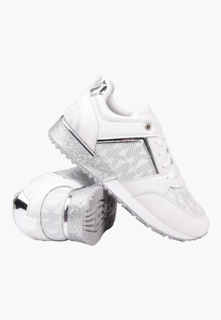 Białe srebrne sneakersy damskie z siateczkową cholewką, widok z boku.