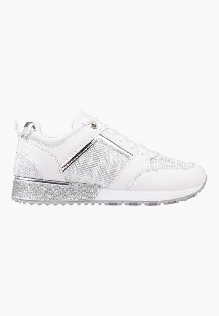 Białe srebrne sneakersy damskie z siateczkową cholewką, widok z przodu.
