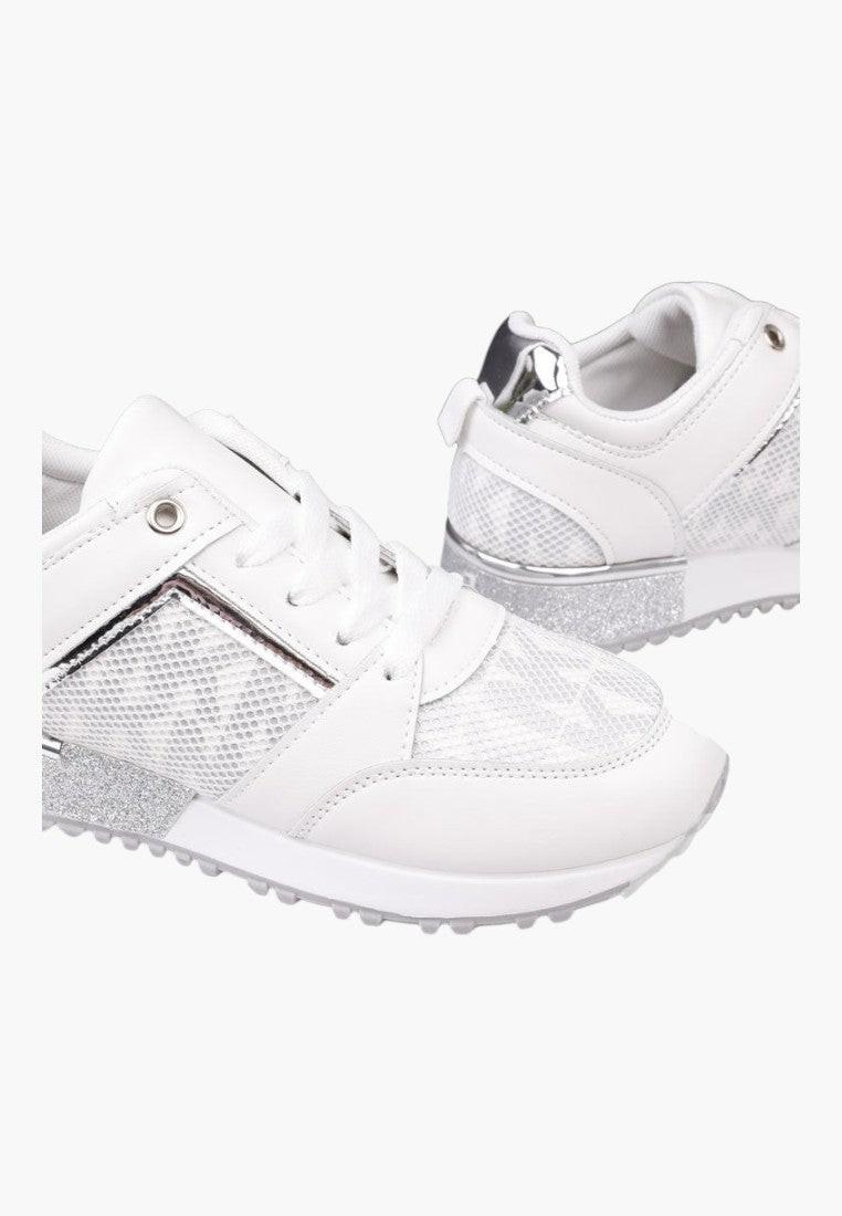Białe srebrne sneakersy damskie z teksturowanymi detalami, widok z boku.