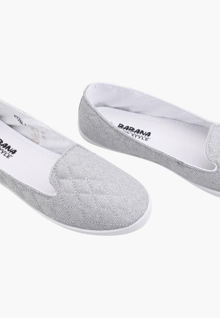 Białe tenisówki damskie, minimalistyczny design, z bliska.