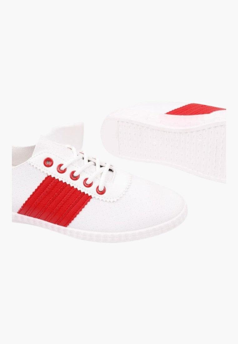 Zbliżenie na biało-czerwone trampki damskie w minimalistycznym stylu.
