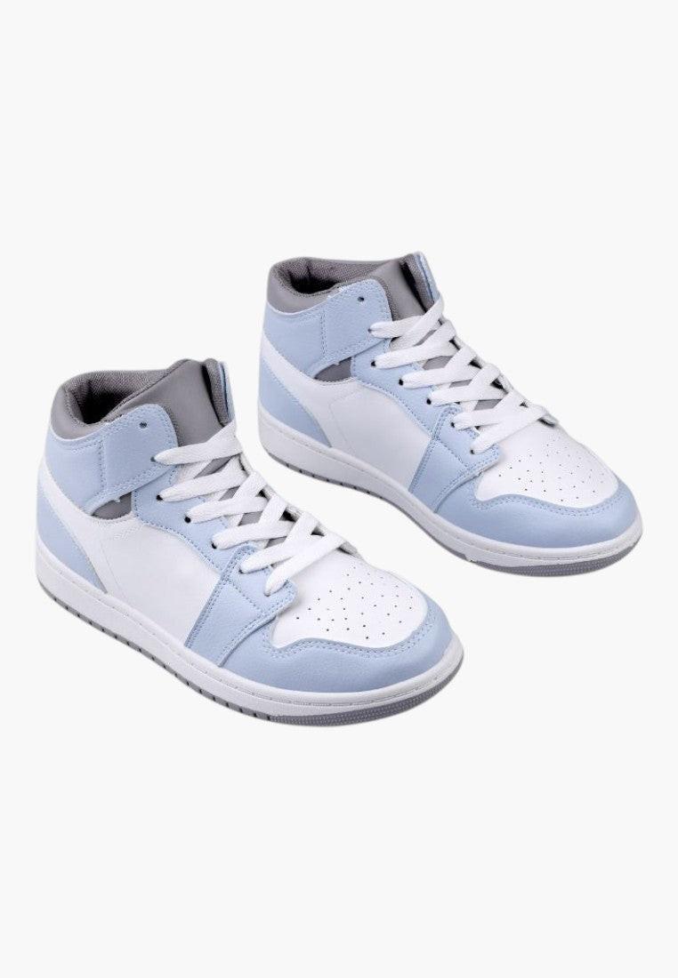 Widok z przodu białych i niebieskich sneakersów z okrągłym noskiem.