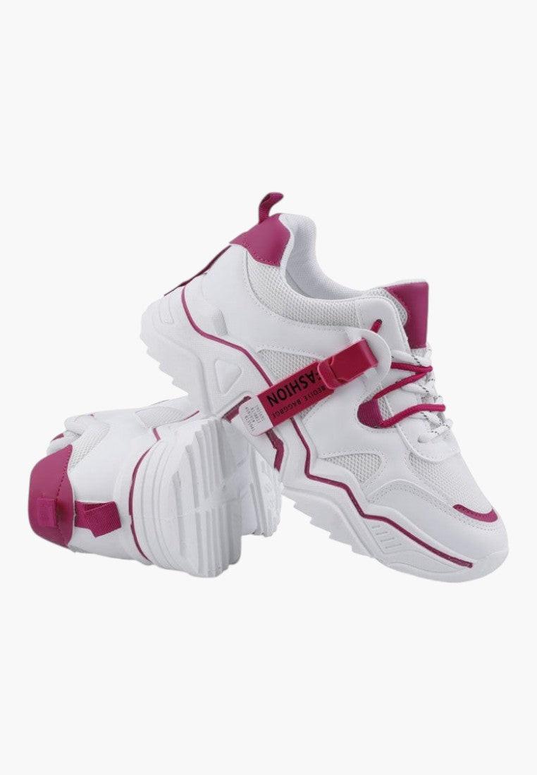 Biało różowe sneakersy w stylu casual, widok lifestyle