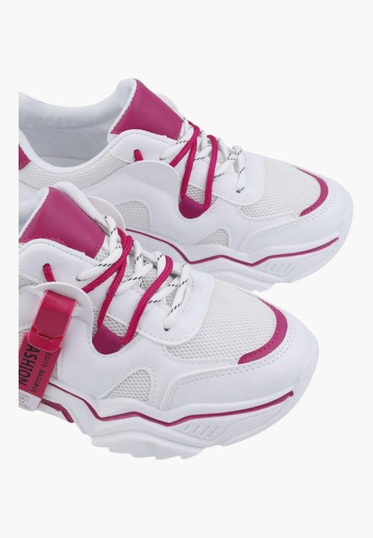 Biało różowe sneakersy z sznurowanym zapięciem, zbliżenie na detal
