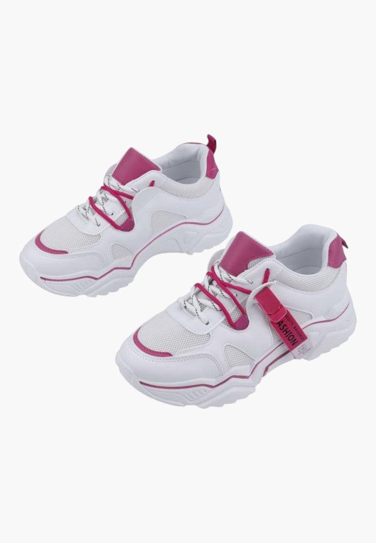 Biało różowe sneakersy z teksturowaną podeszwą, zbliżenie na detal