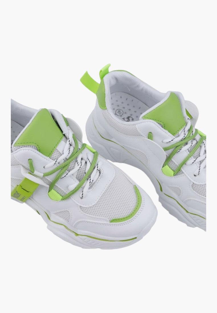 Biało zielone sneakersy damskie z elastycznymi sznurówkami, zbliżenie.