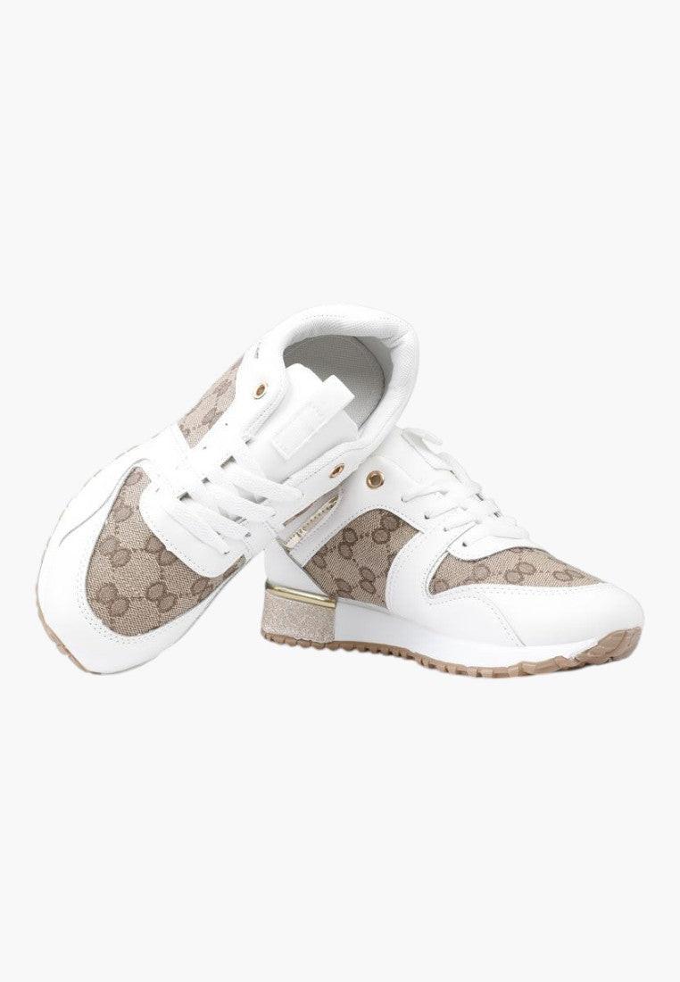 Stylizacja biało-złotych sneakersów damskich w codziennym otoczeniu