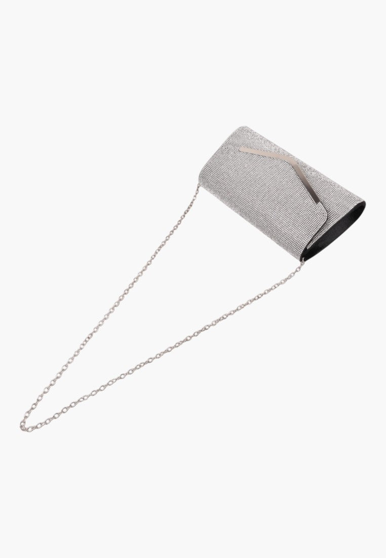 Szczegółowy widok małej szarej kopertówki z łańcuszkiem i eleganckim designem.