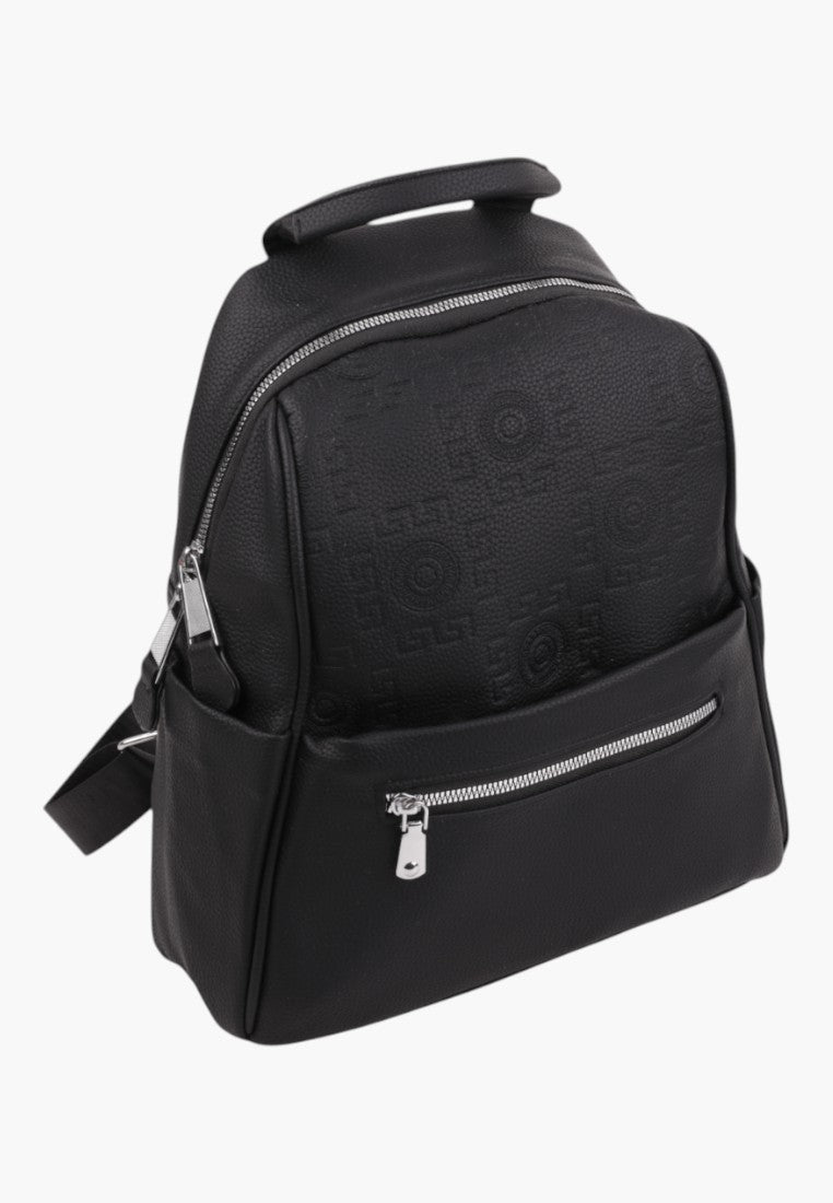 Plecak damski czarny z eko-skóry, widok z boku, z zamkiem i miejscem na dokumenty A4.