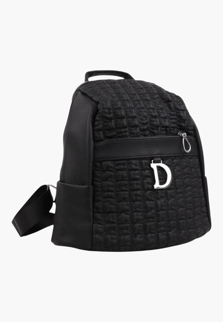 Czarny plecak miejski z pikowaną teksturą i zamkiem błyskawicznym, widok z boku.