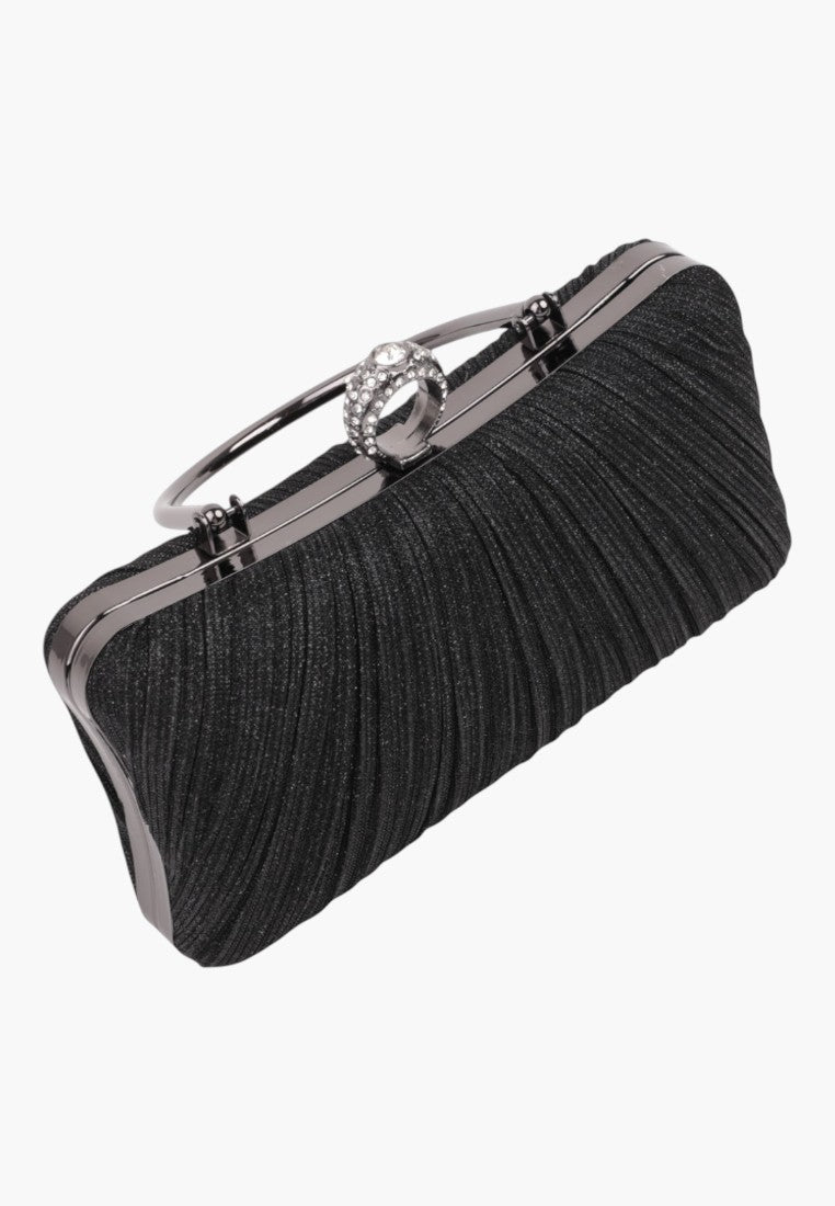 Side view of the elegancka kopertówka w kolorze czarnym z dekoracyjnym zapięciem kryształowym.