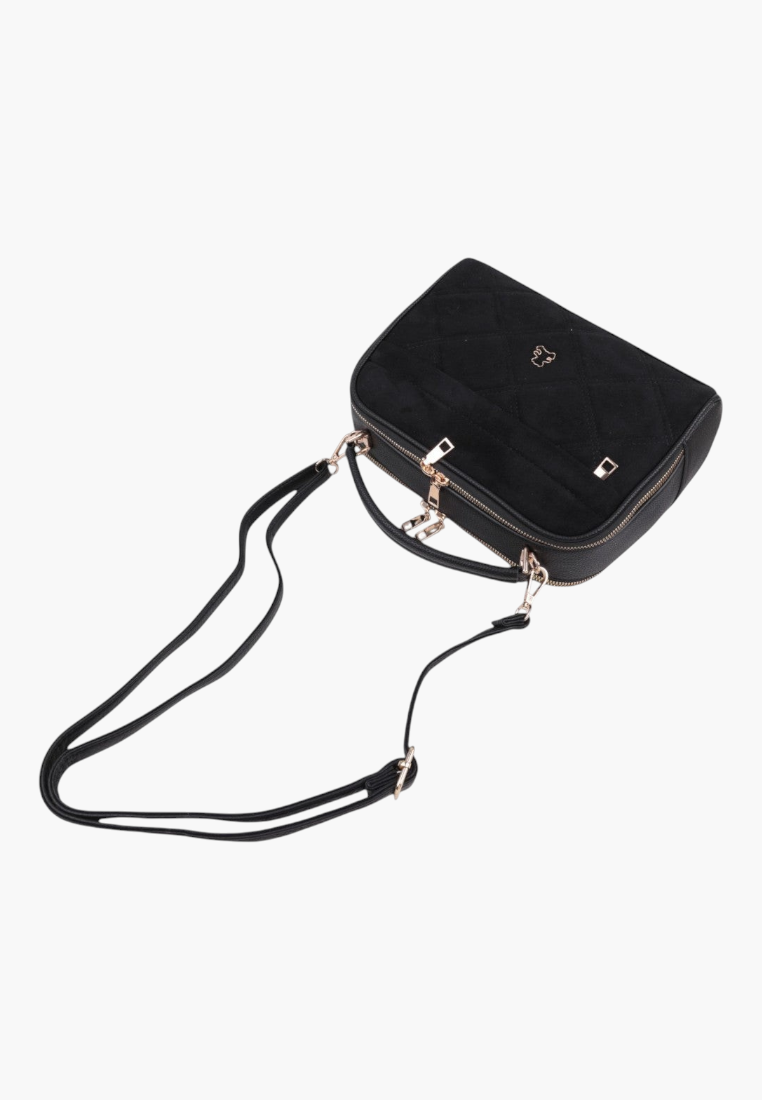 Boczny widok czarnej torebki crossbody z pikowanej tkaniny z regulowanym paskiem.