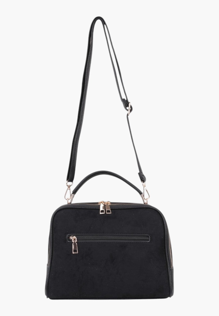 Frontowy widok czarnej torebki crossbody ze zamszu z złotymi detalami.