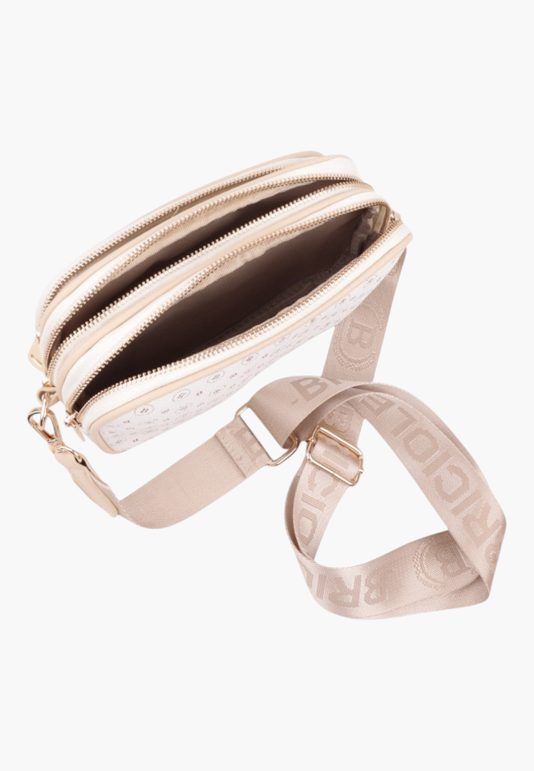Zbliżenie na beżową torebkę typu crossbody z dwoma komorami i regulowanym paskiem.