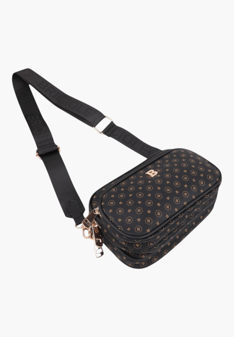 Boczny widok czarnej torebki typu crossbody z regulowanym paskiem i zamkiem.