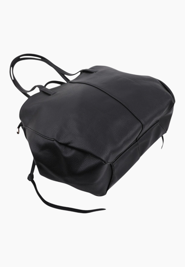 Back view of the czarna torebka typu shopper, płaska podstawa i dwa uchwyty.