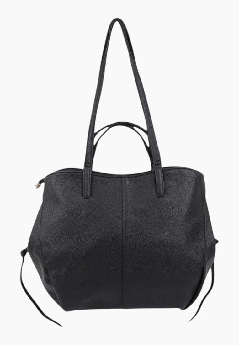 Front view of the czarna torebka typu shopper, przestronny design z dwoma uchwytami.