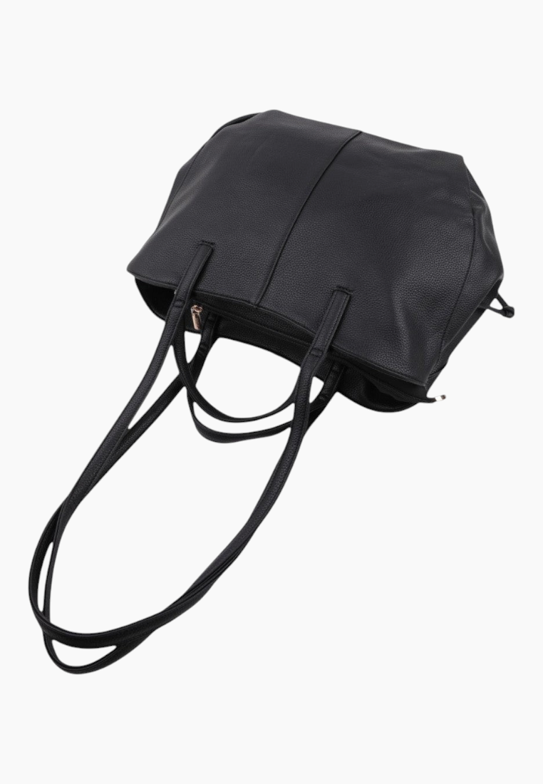 Other angle of the czarna torebka typu shopper, miękki materiał i przestronny design.