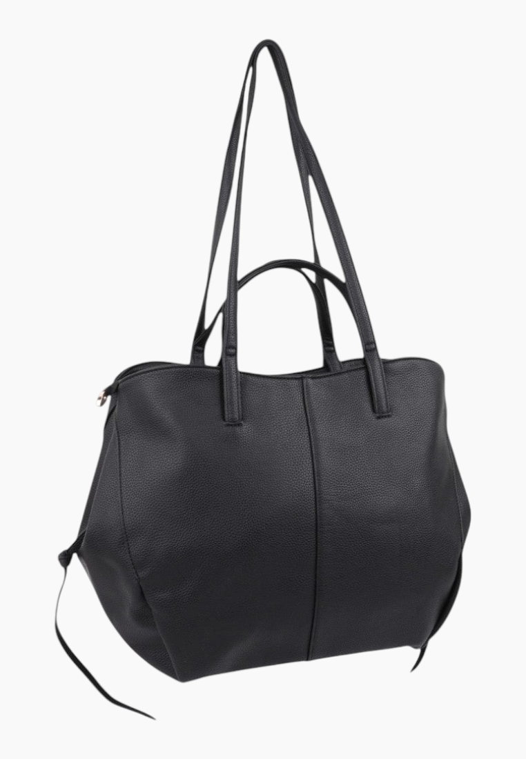 Side view of the czarna torebka typu shopper z zamkiem błyskawicznym i dwoma uchwytami.