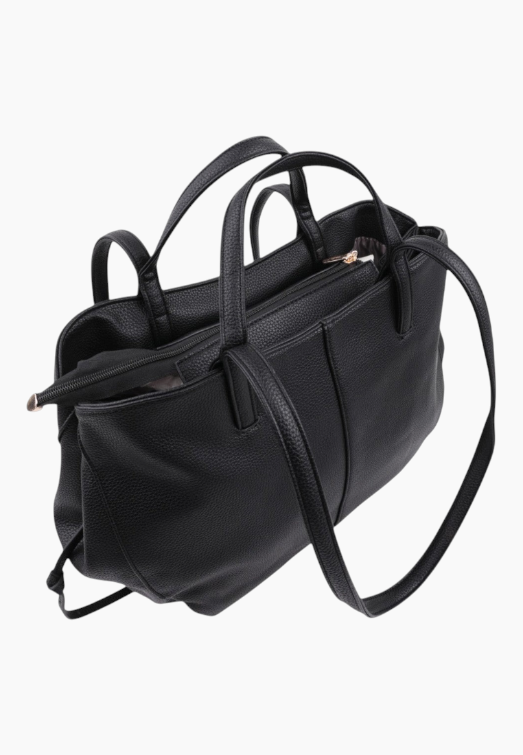 Side view of the czarna torebka typu shopper z regulowanym paskiem i podwójnymi uchwytami.