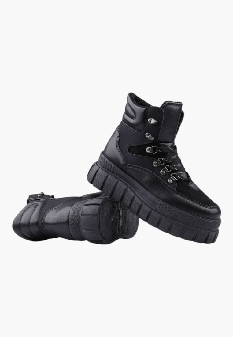 Czarne botki workerki w stylu casual, widok lifestyle.