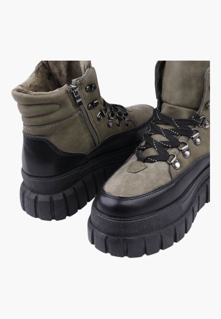 Botki khaki worker z detalami szycia, widok z bliska.