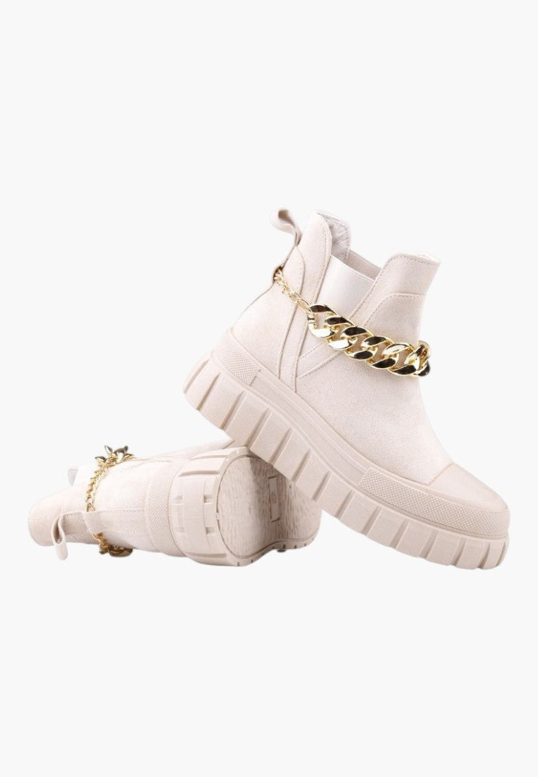 Jasno beżowe botki sztyblety z ekozamszu, widok z boku.