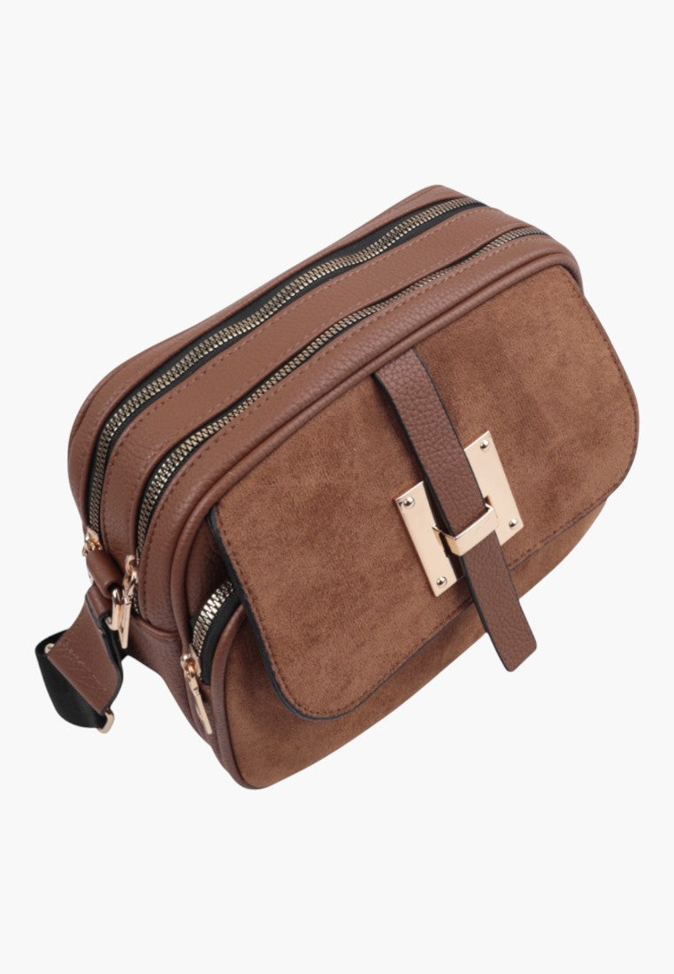 Boczny widok brązowej torebki crossbody z zamkiem błyskawicznym.
