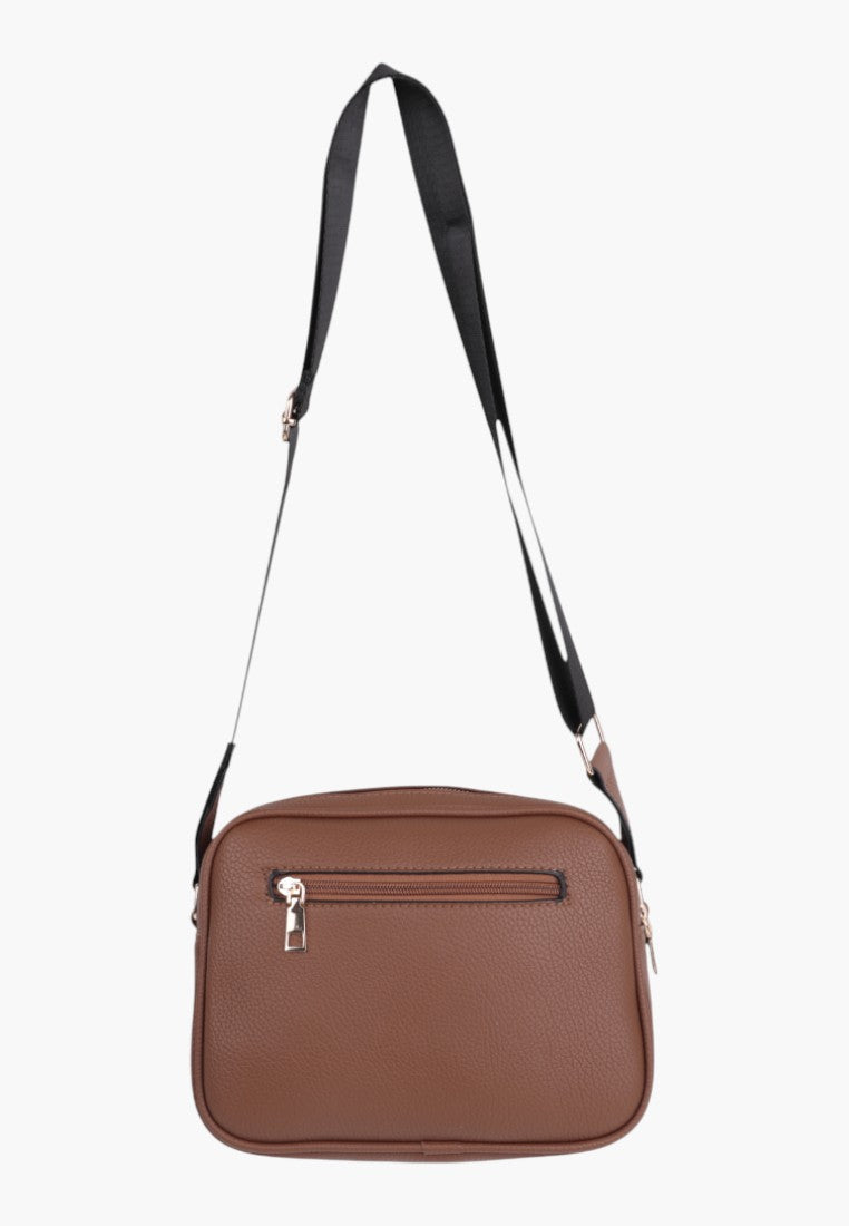 Tylny widok brązowej torebki na ramię z gładkim wykończeniem.