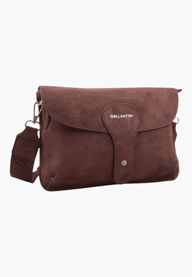 Front view of brązowej torebki crossbody z klapą i wzorzystym paskiem na białym tle