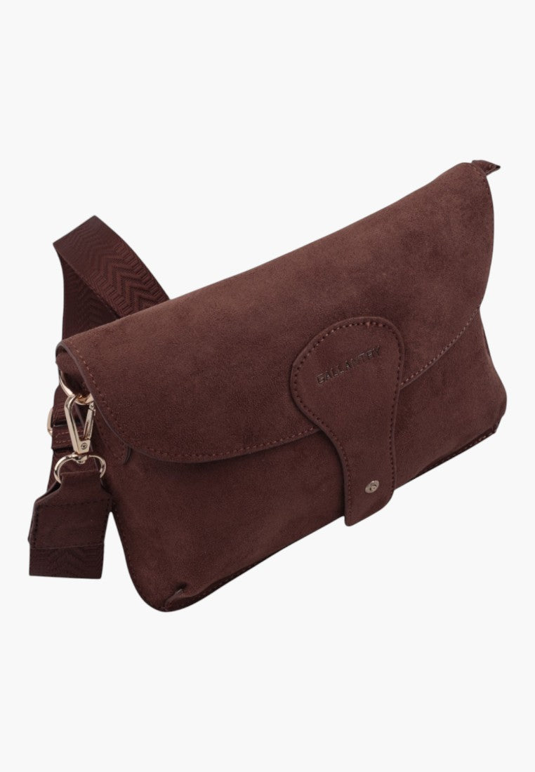 Front view of brązowej torebki crossbody z klapą i regulowanym plecionym paskiem