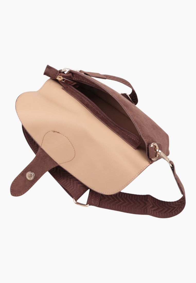 Detail view of wnętrza brązowej torebki crossbody z beżową podszewką i zamkiem